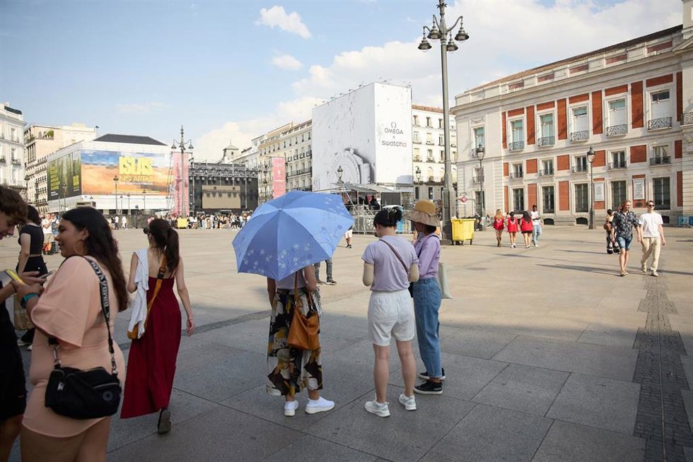 Archivo - Varias personas en el centro de la ciudad, a 5 de julio de 2024, en Madrid (España).