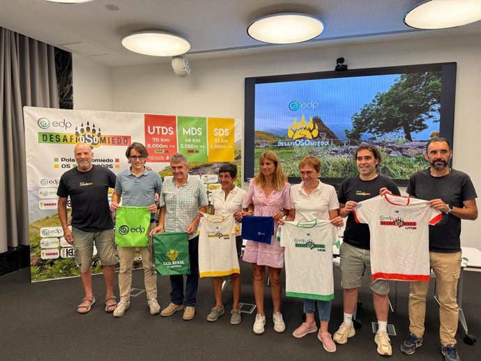 Foto de familia durante la presentación del evento deportivo.