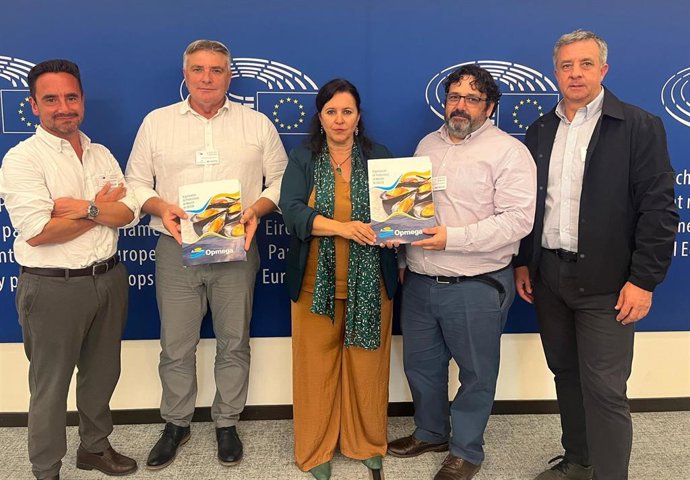 La eurodiputada del BNG, Ana Miranda, con representantes de la Organización de Produtores de Mexillón de Galiza (Opmega)
