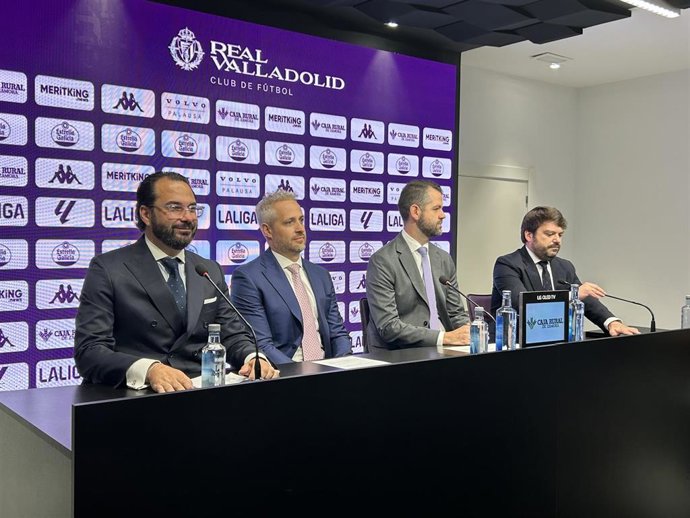 Rueda de prensa de presentación de la nueva propiedad del Real Valladolid, con Enrique Uruñuela y Gabriel Solares en el centro; y el nuevo director deportivo, Víctor Orta, a la izquierda.