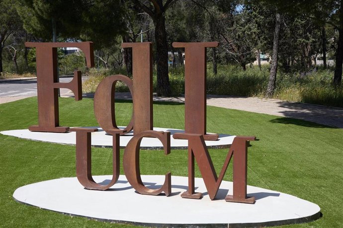 Archivo - Letrero de la Facultad de Informática de la Universidad Complutense de Madrid (UCM), a 3 de mayo de 2024, en Madrid (España). La Facultad de Informática de la UCM comenzó su actividad docente en 1991. La facultad cambió su nombre anterior, Escue