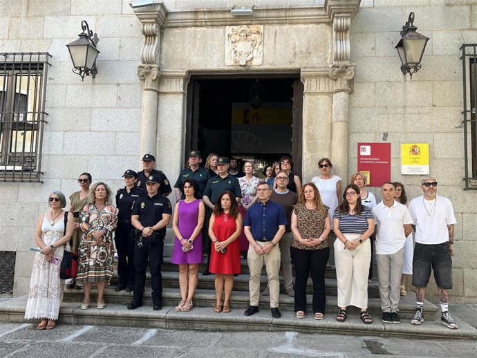 El subdelegado del Gobierno en Toledo, Carlos Ángel Devia, preside el minuto de silencio en la Delegación del Gobierno por víctimas de violencia machista.