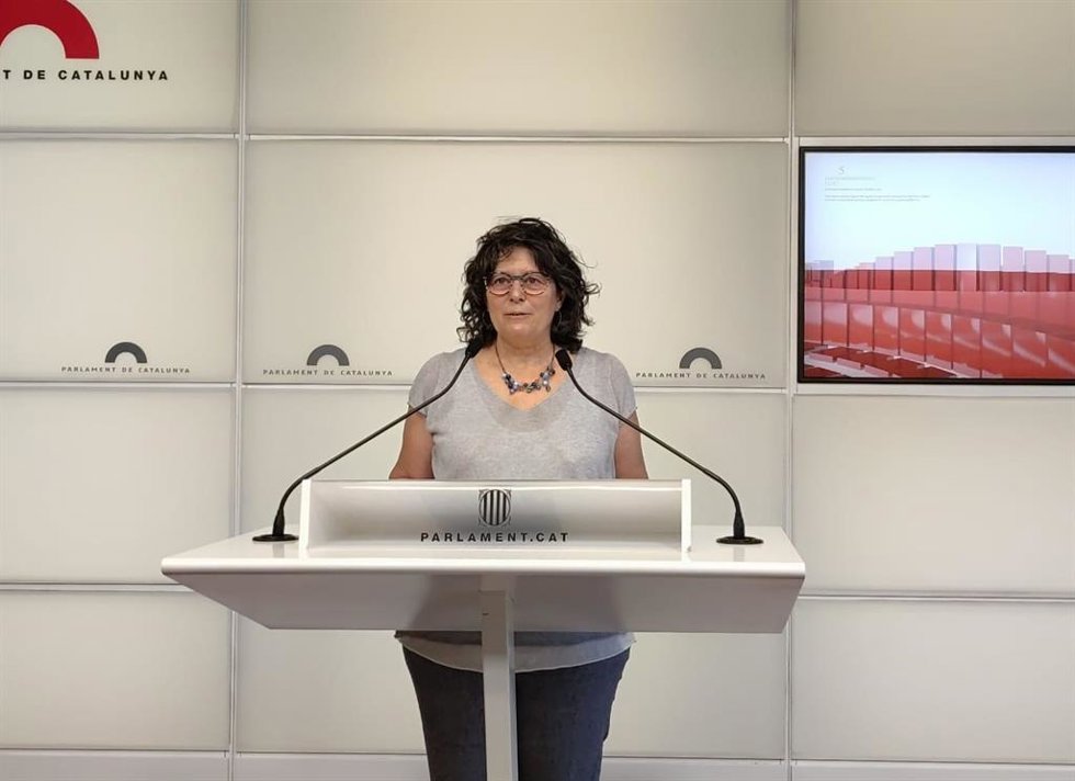 La diputada de la CUP en el Parlament Pilar Castillejo en rueda de prensa.