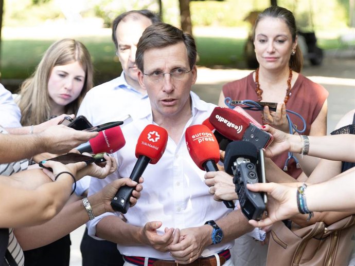 El alcalde de Madrid, José Luis Martínez-Almeida (c), acompañado por la concejala de Retiro, Andrea Levy (d), y el delegado de Urbanismo, Medio Ambiente y Movilidad, Borja Carabante (2i), visitan el refugio antiaéreo del parque del Retiro