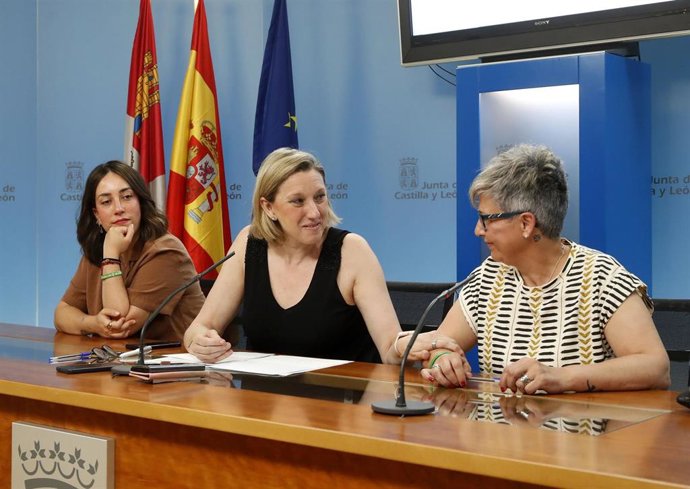 Isabel Blanco junto a las representantes de la Asociación de Enfermos ELA tras la firma del nuevo protocolo