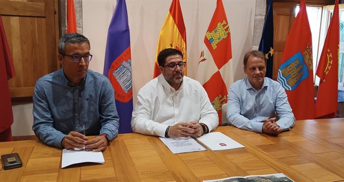 El alcalde de Ávila, Jesús Manuel Sánchez Cabrera, anuncia el abastecimiento de agua en la ciudad en una comparecencia donde ha hecho una cronología de la crisis del agua.