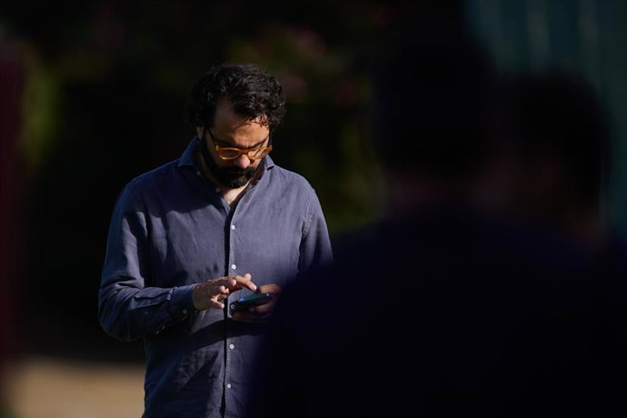 Archivo - Victor Orta, Sports Director of Sevilla FC, looks on during first training session of Sevilla FC at Barcelo Montecastillo on July 10, 2023, in Cadiz, Spain.