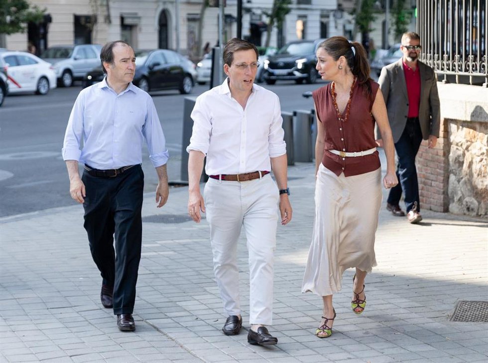El alcalde de Madrid, José Luis Martínez-Almeida (c), acompañado por el delegado de Urbanismo, Medio Ambiente y Movilidad, Borja Carabante (i), y la concejala de Retiro, Andrea Levy (d), visitan el refugio antiaéreo del parque del Retiro
