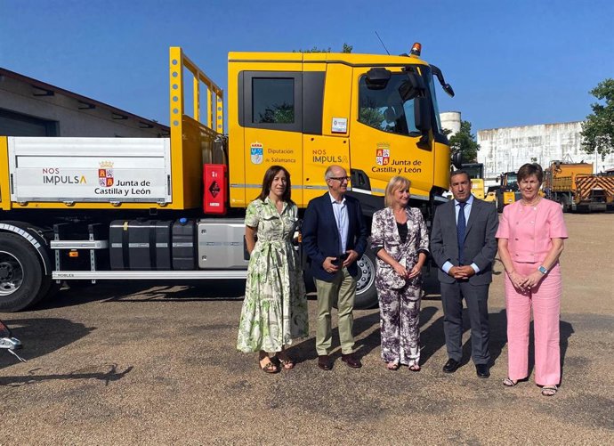El programa Montel Seguro de la Junta adquiere un camión para brigadas forestales de Salamanca. En la foto, la consejera de Industria, Leticia García.