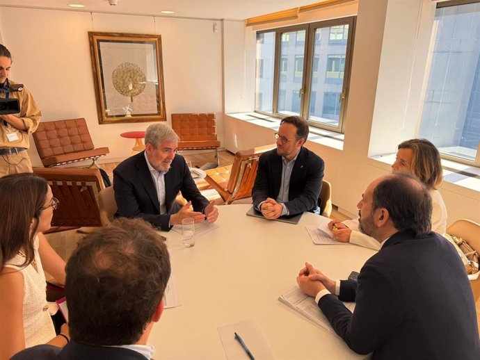 El presidente de Canarias, Fernando Clavijo, se reúne con el embajador de España, representante permanente ante la Unión Europea, Marcos Alonso