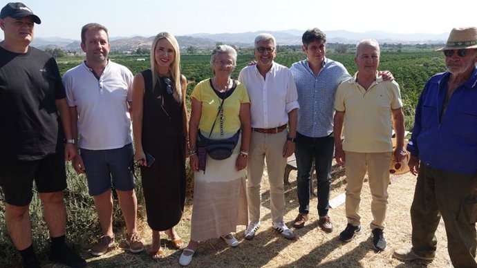 El secretario general del PSOE de Málaga, Josele Aguilar, junto a representantes del partido en Alhaurín de la Torre y vecinos de la zona.