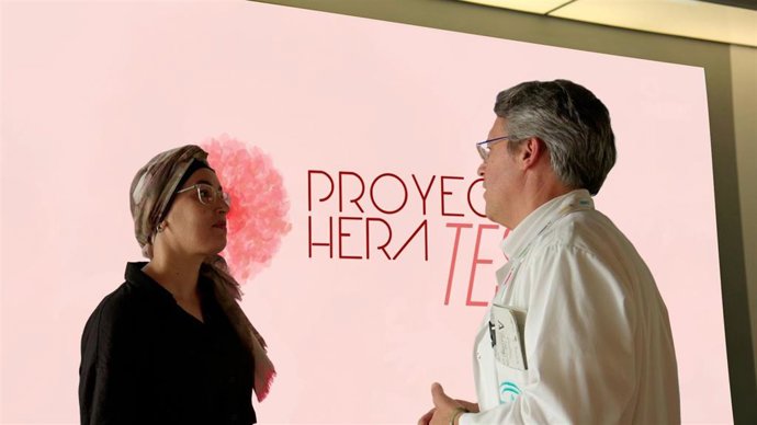 El oncólogo del Hospital Universitario Reina Sofía e investigador principal del proyecto, Juan de la Haba, junto a una de las mujeres diagnosticadas en el Proyecto HERA.