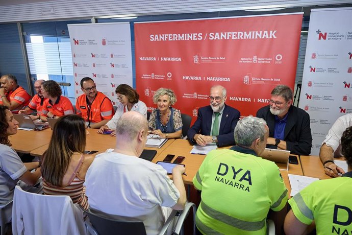 Archivo - El consejero de Salud del Gobierno de Navarra, Fernando Domínguez, preside una reunión con agentes que forman el dispositivo sanitario de los Sanfermines.