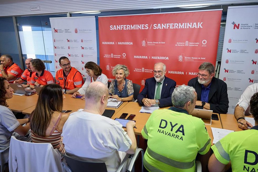 Archivo - El consejero de Salud del Gobierno de Navarra, Fernando Domínguez, preside una reunión con agentes que forman el dispositivo sanitario de los Sanfermines.