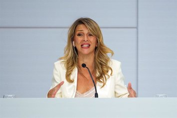 La vicepresidenta segunda del Gobierno y ministra de Trabajo y Economía Social, Yolanda Díaz, atiende a los medios de comunicación durante la Cumbre de la ONU. A 01 de julio de 2025, en Sevilla (Andalucía, España). La vicepresidenta segunda del Gobierno y