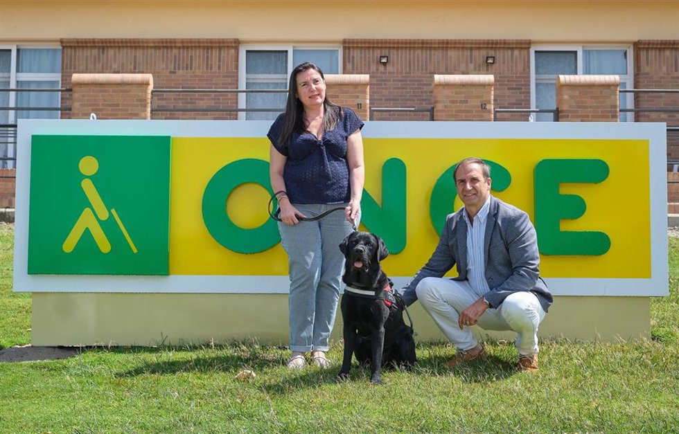 María Jesús Varela, directora de la Fundación ONCE del Perro Guía y Javier Martínez, director general de Royal Canin junto a un perro guía.