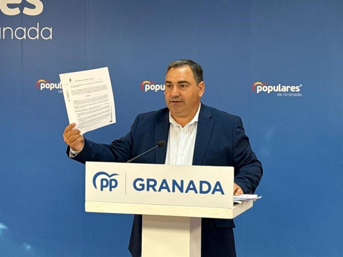 El alcalde de Cogollos de Guadix, Eduardo Martos, en rueda de prensa en la sede provincial del PP