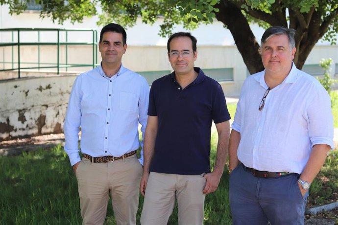 Miembros del equipo investigador de la Universidad de Córdoba que ha desarrollado un modelo para reducir fugas de agua en las redes de distribución.