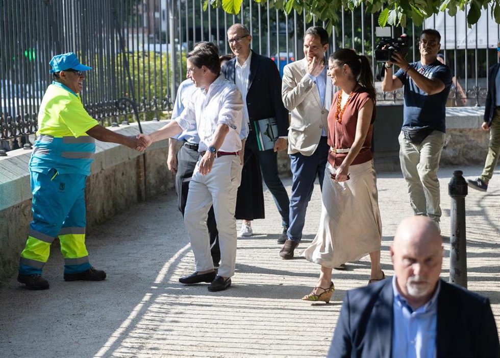 El alcalde de Madrid, José Luis Martínez-Almeida (2i), acompañado por la concejala de Retiro, Andrea Levy (d), visitan el refugio antiaéreo del parque del Retiro