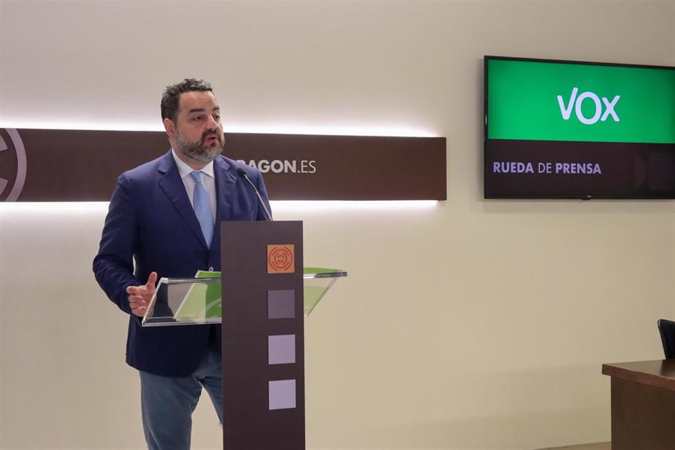 Archivo - El diputado de Vox en las Cortes de Aragón, David Arranz, en la sala de prensa del Parlamento autonómico.