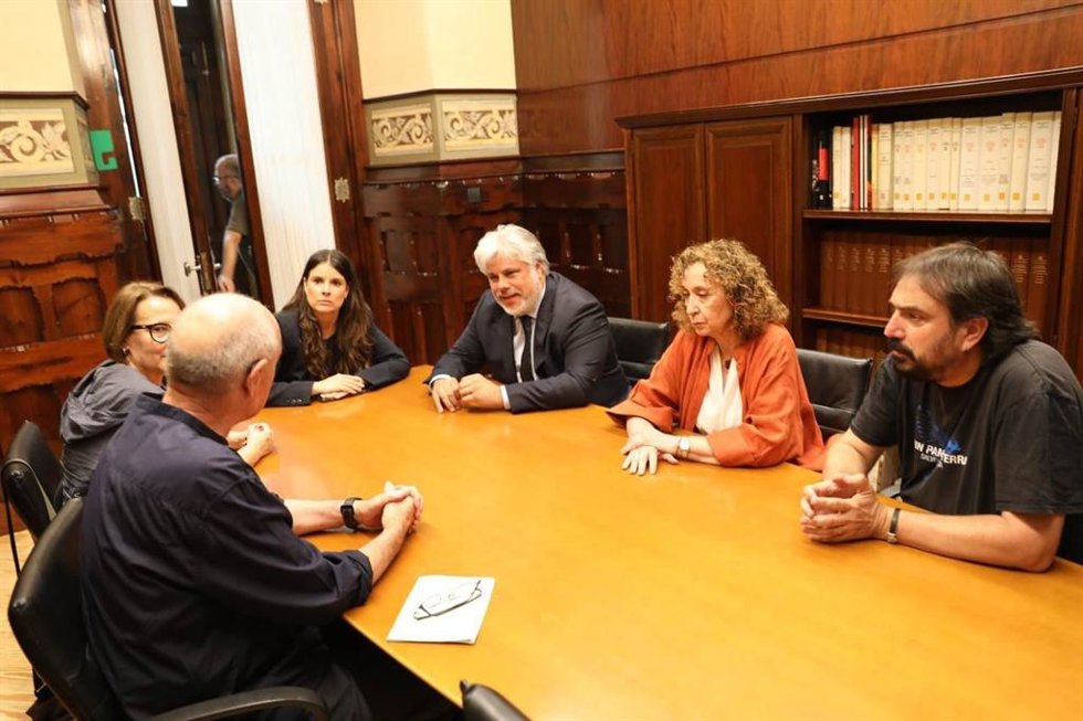 El presidente de la ANC, Lluís Llach, y la coordinadora de la Comissió de Comunicació de la ANC, Rosa  Maria Caballero, se reúnen con Mnica Sales y Albert Batet (Junts); Ester Capella (ERC) y Dani Cornell (CUP) en el Parlament