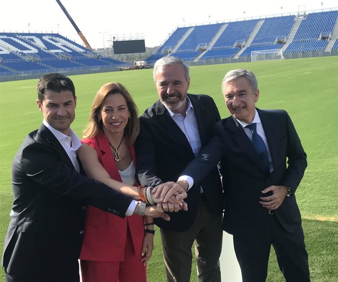 La presidenta de la Sociedad Nueva Romareda y alcaldesa de Zaragoza, Natalia Chueca; el presidente del Gobierno de Aragón, Jorge Azcón; y el consejero delegado de Ibercaja, Víctor Iglesias; y el director general del Real Zaragoza, Fernando López