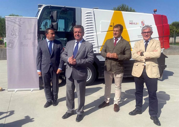 El consejero de la Presidencia, González Gago, junto a alcaldes de la mancomunidad de Pantano de Santa Teresa, en Salamanca, junto al camión de recogida de residuos sólidos urbanos (RSU) adquirido.