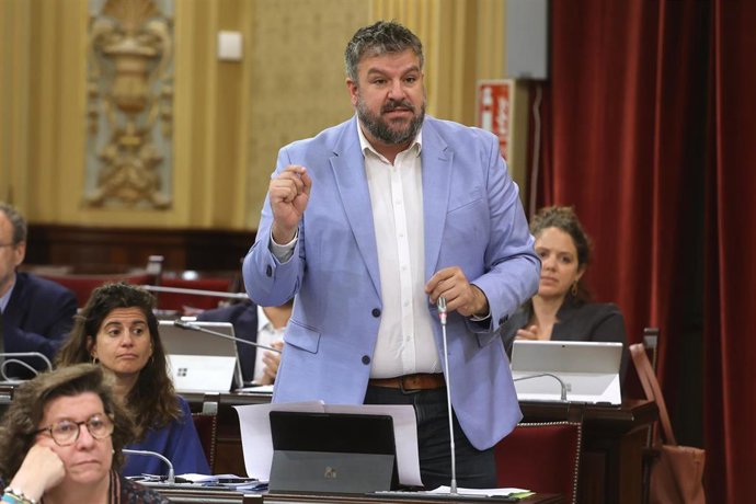 Archivo - El portavoz de MÉS per Mallorca en el Parlament, Lluís Apesteguia, durante una sesión de control al Govern balear.