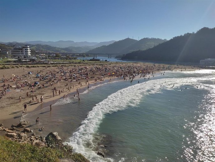 Archivo - Bañistas se refrescan en la playa de Orio (Gipuzkoa)