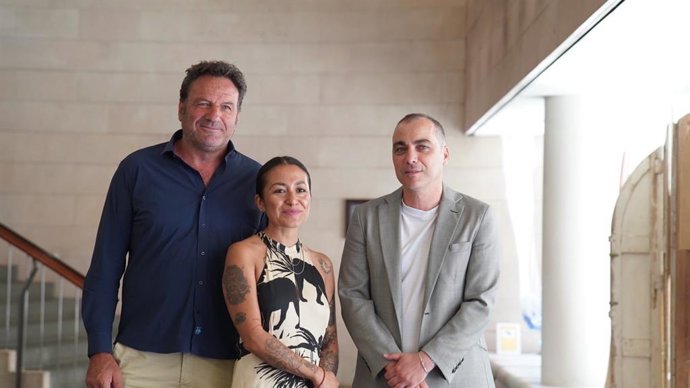 El alcalde de Sallent de Gállego, Jesús Jericó; la directora de Pirineos Sur, Amalia Ortiz y el diputado de Cultura de la Diputación de Huesca, Carlos Sámperiz.