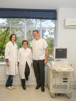 Teresa Elías, Remedios Otero y Luis Jara, tres de los profesionales que participan en el ensayo clínico internacional.