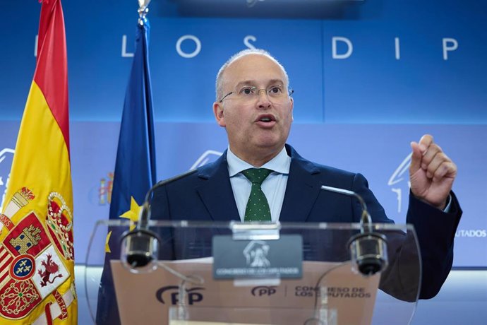 El portavoz del PP en el Congreso, Miguel Tellado, durante una rueda de prensa posterior a la Junta de Portavoces, en el Congreso de los Diputados, a 24 de junio de 2025, en Madrid (España). 