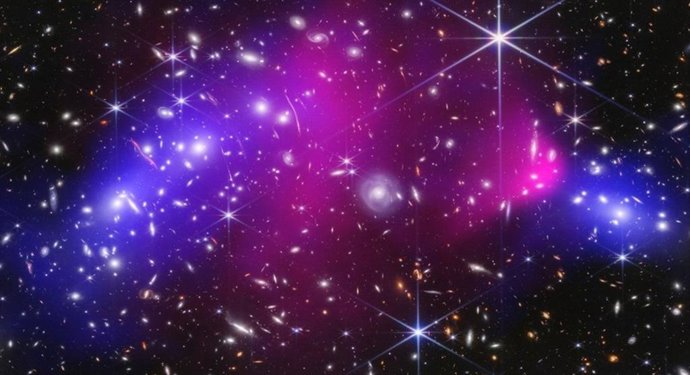 Esta es la región central del Cúmulo Bala, que está formado por dos cúmulos de galaxias masivos.