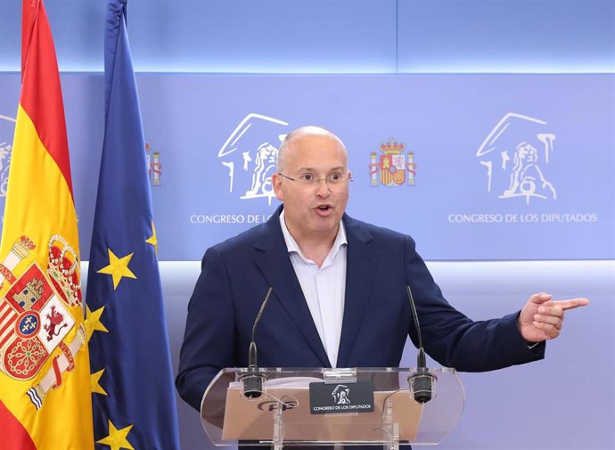 EL portavoz del PP en el Congreso, Miguel Tellado, durante una rueda de prensa en el Congreso de los Diputados, a 1 de julio de 2025, en Madrid (España).