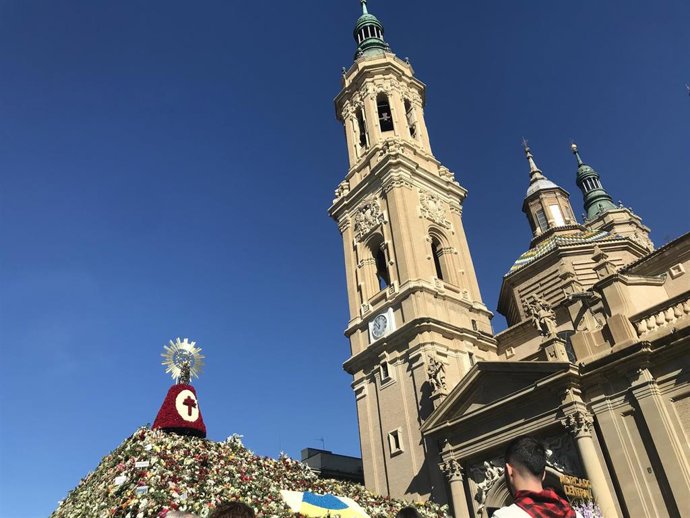 Archivo - Ofrenda de Flores a la virgen del Pilar con una torre de la basílica al fondo y ern primer plano un cachirulo