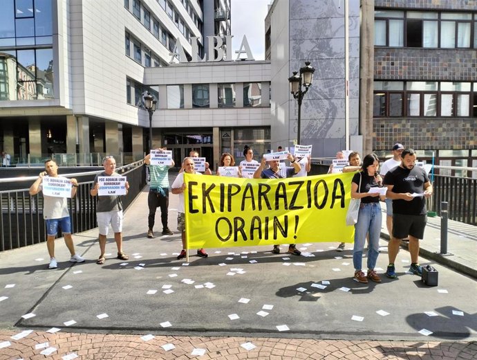 Trabajadores de FCC Aqualia Loiu en su concentración frente a la sede del Consorcio de Aguas de Bilbao Bizkaia.