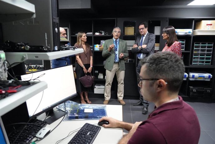 Visita del ministro para la Transformación Digital y de la Función Pública, Óscar López, a la Cátedra Usechip de la US.