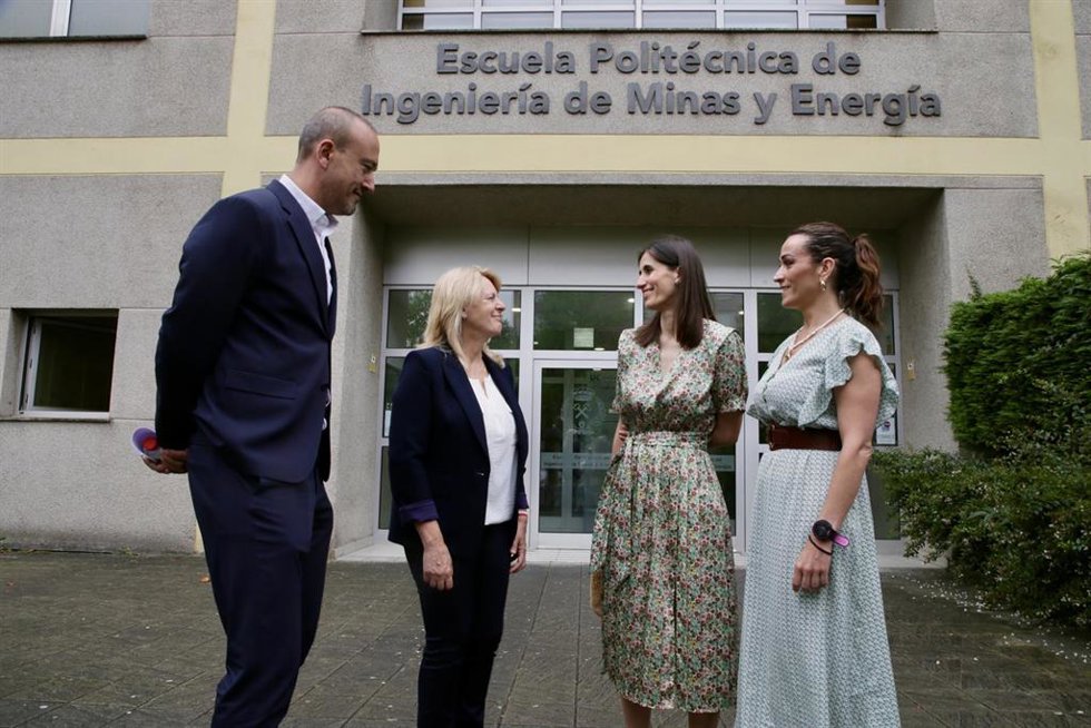 La consejera María Jesús Susinos y el alcalde de Torrelavega, Javier López Estrada, asisten a la jornada 'Claves para el futuro del sector primario en Cantabria', en el marco de los Cursos de Verano de la UC