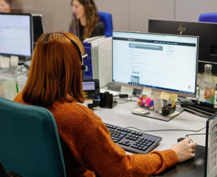 Imagen de una operaria del Teléfono de Atención Ciudadana 010