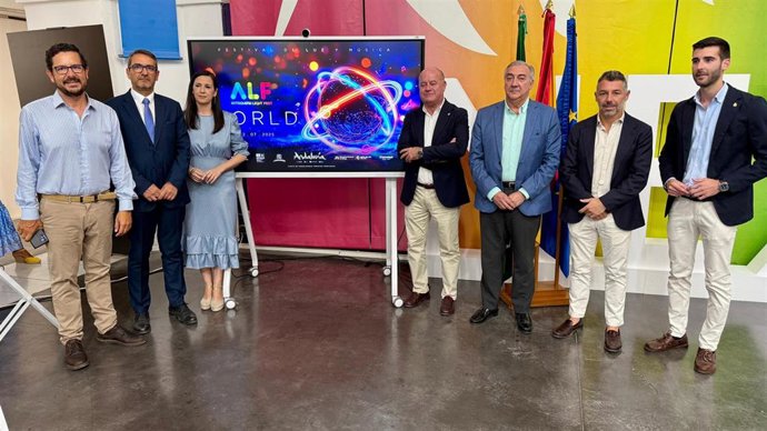 El delegado de Turismo,, Carlos García, y el alcalde, Manuel Barón, junto a los tenientes de alcalde de Antequera, Ana Cebrián y José Manuel Fernández; Juan Rosas, vicepresidente de la Diputación, y Antonio Díaz, de Turismo Costa del Sol.