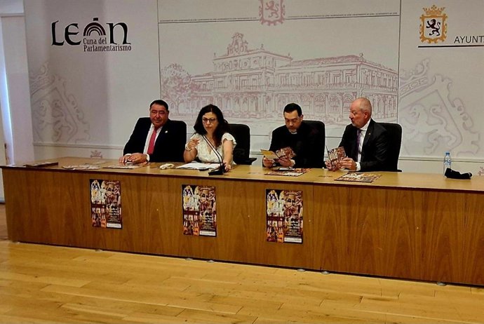 La concejala de Turismo de León, Mercedes Escudero, con representantes de las cofradías del Dulce Nombre de Jesús Nazareno y Nuestra Señora de las Angustias y Soledad en la presentación del Museo de Verano.
