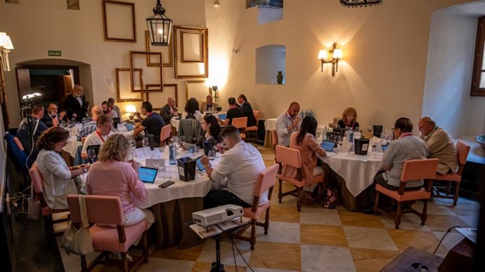 Cata de vinos en el Parador de Corias (Cangas del Narcea) durante el Concurso Nacional de Vinos de Pequeñas DO's.