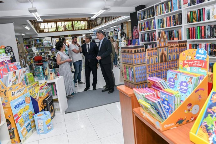 O conselleiro de Educación, Ciencia, Universidades e FP, Román Rodríguez, e o de Facenda e Administración Pública, Miguel Corgos, visitan a libraría Follas Novas de Santiago de Compostela.