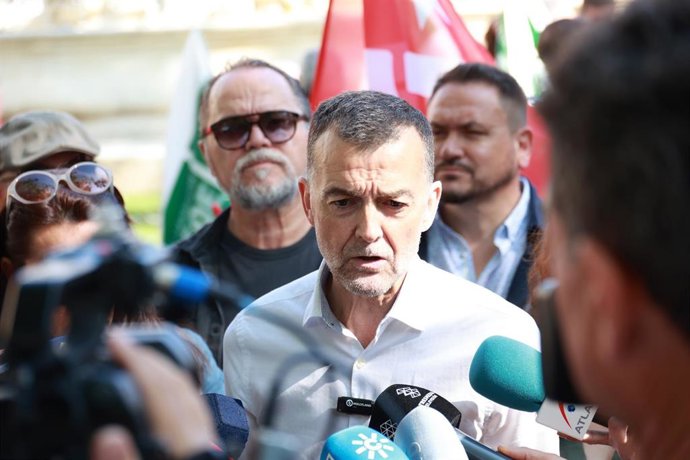 Archivo - El coordinador federal de IU, Antonio Maíllo, atiende a los medios de comunicación antes de participar en la manifestación del 1º de Mayo. A 01 de mayo de 2025, en Sevilla (Andalucía, España).