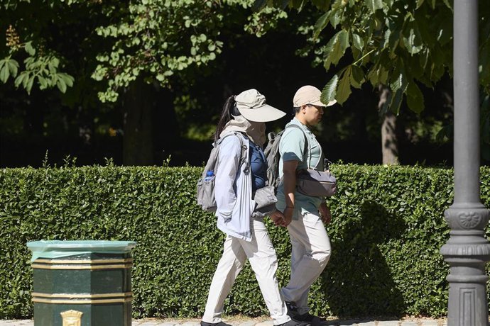 Archivo - Ciudadanos se refrescan en el parque del Retiro durante la jornada de hoy debido al aumento de las temperaturas, a 27 de mayo de 2025, en Madrid (España). 