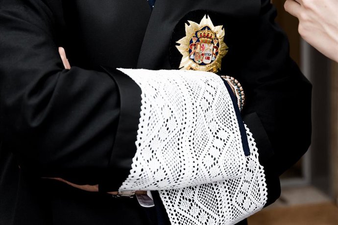 Un juez con la toga negra reglamentaria, durante un paro de diez minutos de asociaciones de jueces y fiscales, frente a los Juzgados de Plaza de Castilla, a 11 de junio de 2025, en Madrid (España).