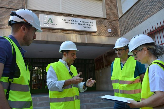 Visita de la Junta al Centro de FPE de Cartuja
