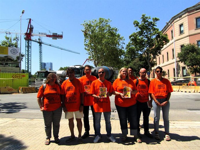Representantes de CC.OO. Hábitat ante una obra para pedir que los convenios tengan en cuenta los riesgos laborales del calor