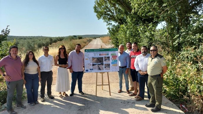 El delegado de Sostenibilidad y Medio Ambiente de la Junta en Córdoba, Rafael Martínez (5º dcha.) en una vía pecuaria de la provincia.
