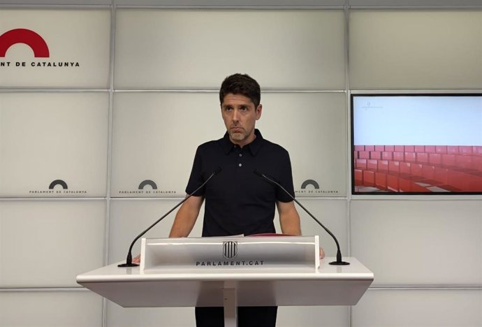 El portavoz de los Comuns en el Parlament, David Cid, en rueda de prensa